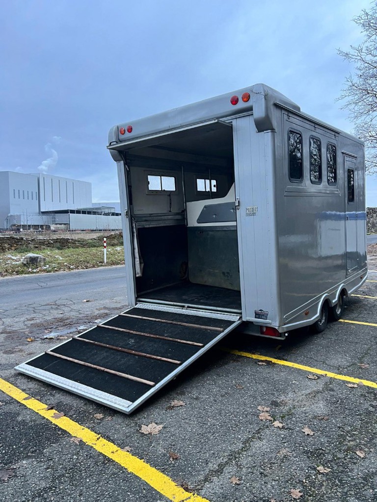 6dd9dd2b-868f-499e-ba9e-82677b91613a-Pferdetransportanhänger Stelnsberger mit Wohnabteil (2).jpg