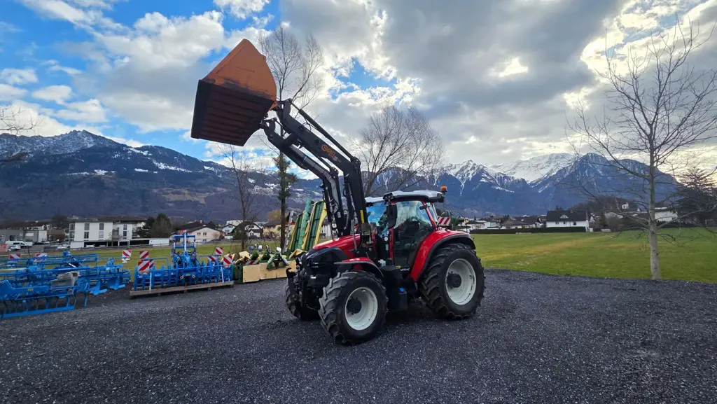 Lindner Lintrac 130 mit Hecklenkung und Frontlader