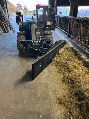 Futteranschieber/Gummischieber hydr. schwenkbar