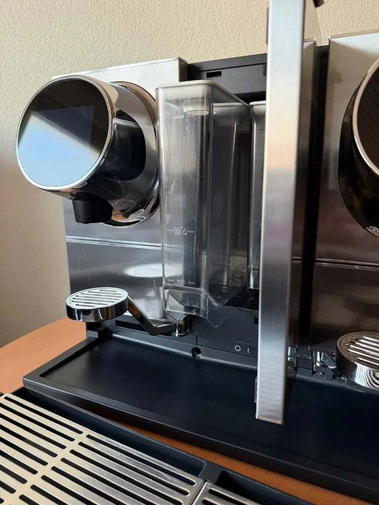 bdd50abe-3978-4afd-ac0f-3d3b58ed5494-Nespresso_Professional_Momento 200_10.jpg