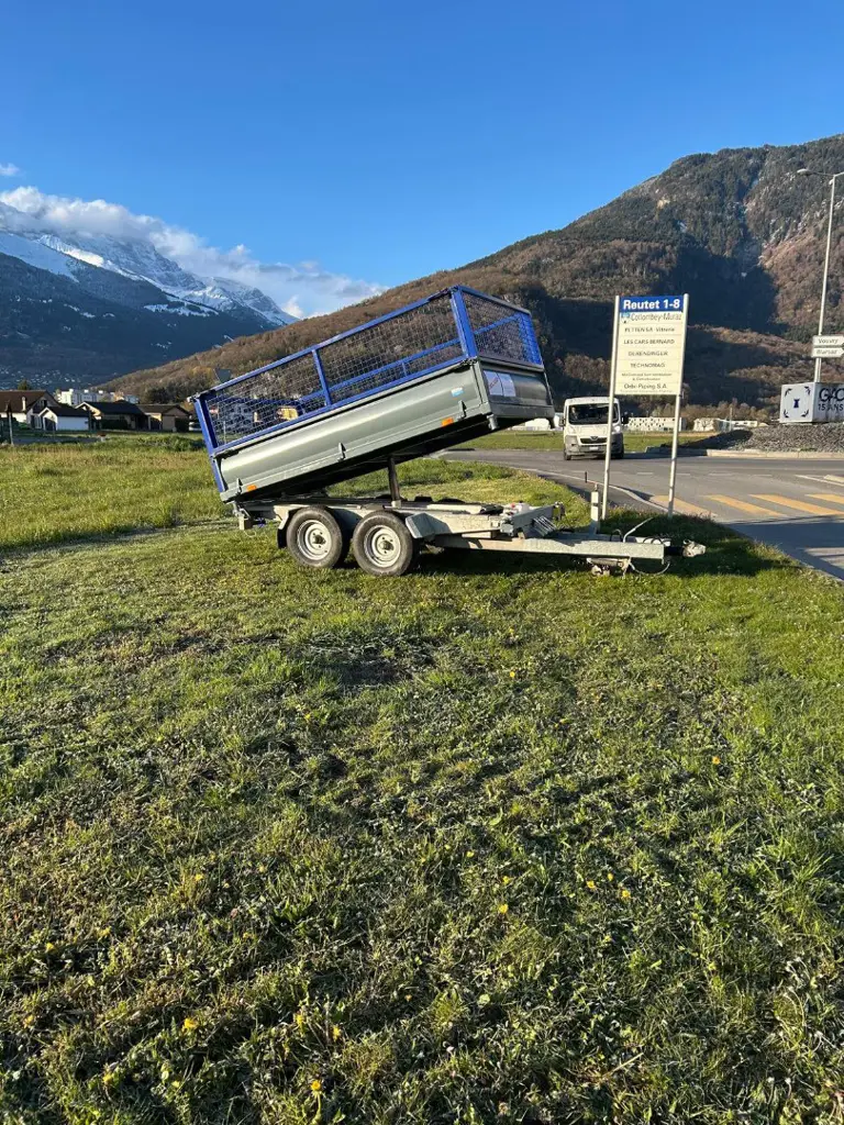 bebf0624-90c7-48e1-9cce-648fead63725-Remorque basculante 3 côtés côté droit.jpg