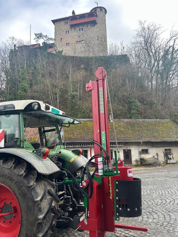 Pfahlramme an Traktor/Enfonce à pieux