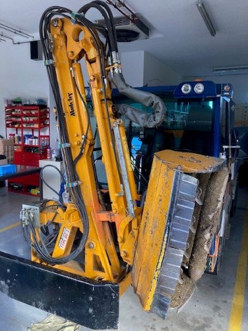 d04eed07-0f43-43e9-8d73-7a8a7babf14b-Böschungsmäher _2.jpg