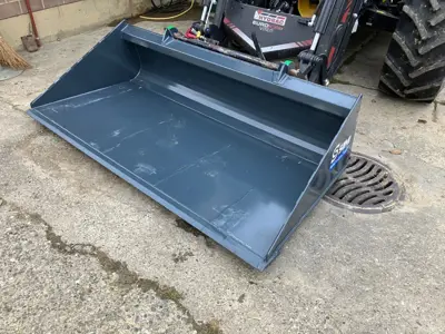 Spezial-Schaufel an Frontlader/Hoflader