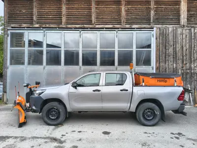 Toyota Hilux mit Winterdienstausrüstung