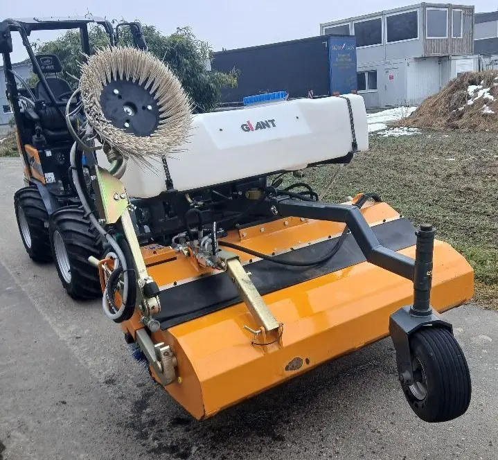 aa57dcdc-485a-413c-b569-3f550a2a022b-leiserag-giant-kehrmaschine plus  580-150.jpg