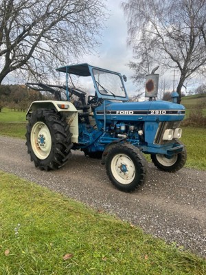 Traktor Ford 2910 mit Sturzbügel