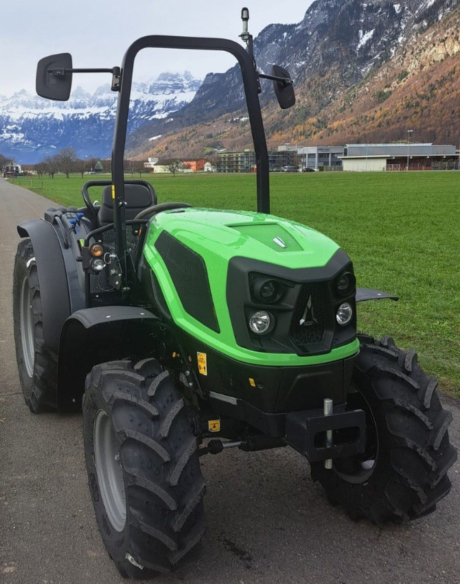 ceca5ab1-4a39-4bc7-9c7f-e1415d0a8466-Vorne rechts.jpg