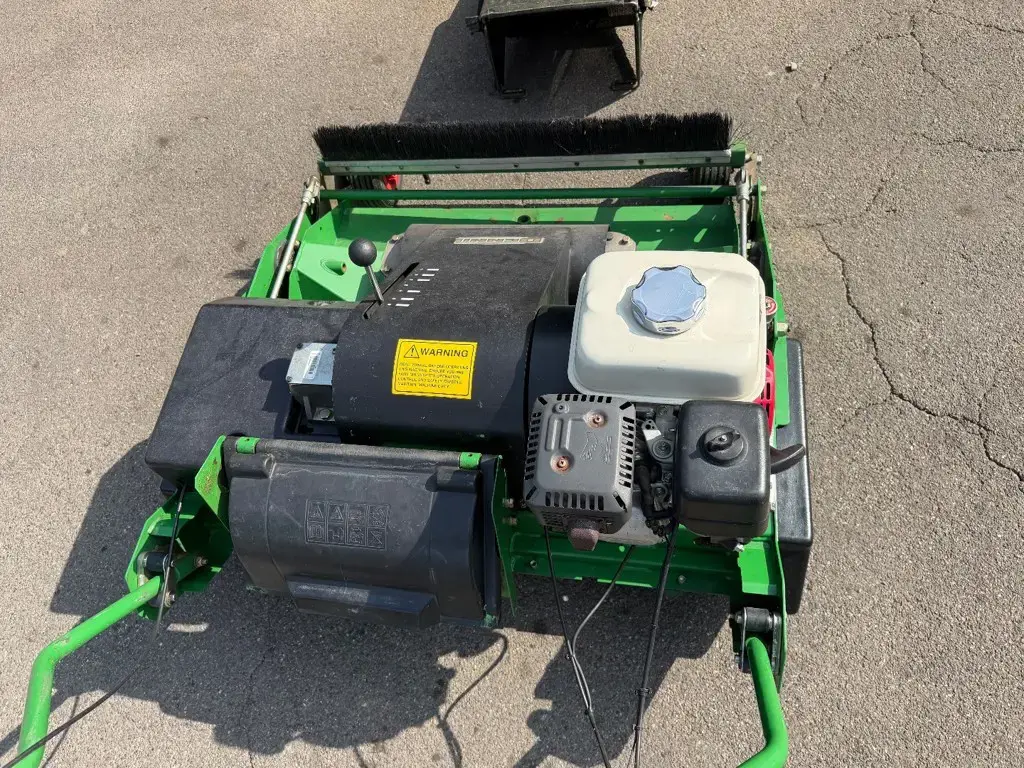 Dennis D148 Profisichelmäher zur Sportrasenpflege