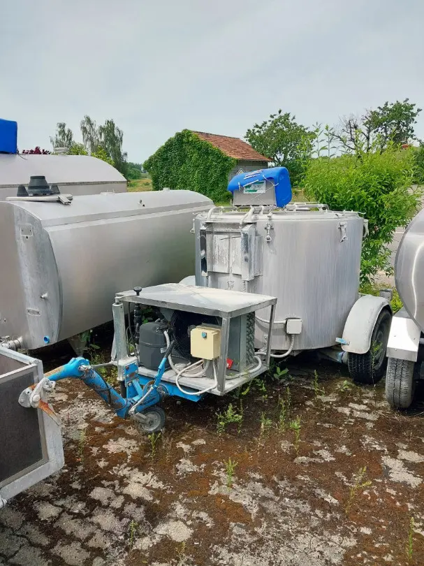 Milchtank 1000Lt fahrbahr
