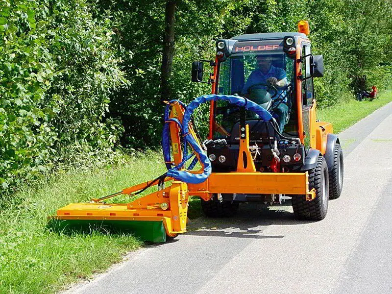 3f0b7d0f-1531-4a8a-a279-0b47094a49d5-glm-gls-seitenmulchgeraete-strassemraender-pflegen.jpg