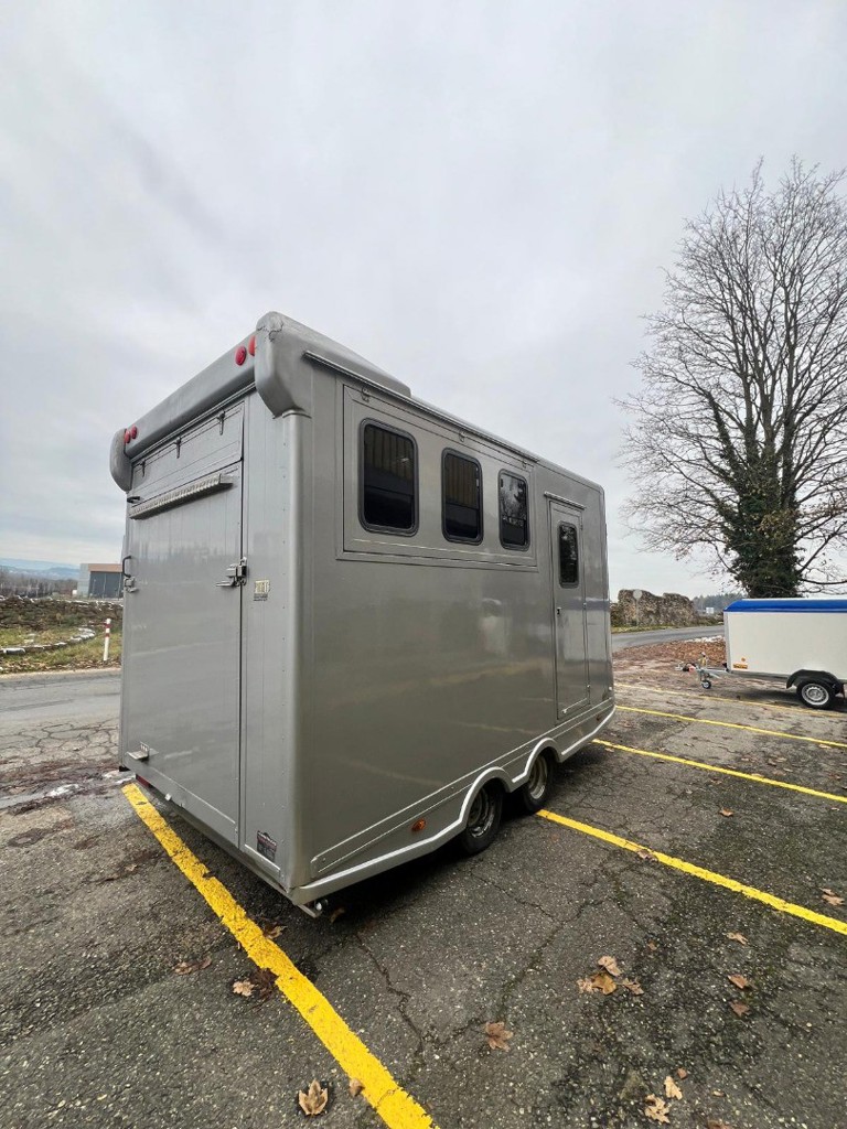 9c942235-8893-4615-916a-79574305f271-Pferdetransportanhänger Stelnsberger mit Wohnabteil (1).jpg