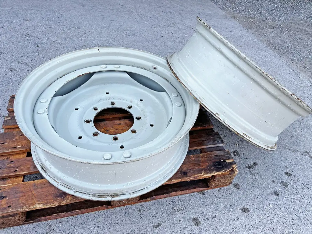 299609a7-2ded-4bfd-acdc-69010f815c79-36453-Case-IH-Räder-diverse-Felge-10x32-(4).jpg