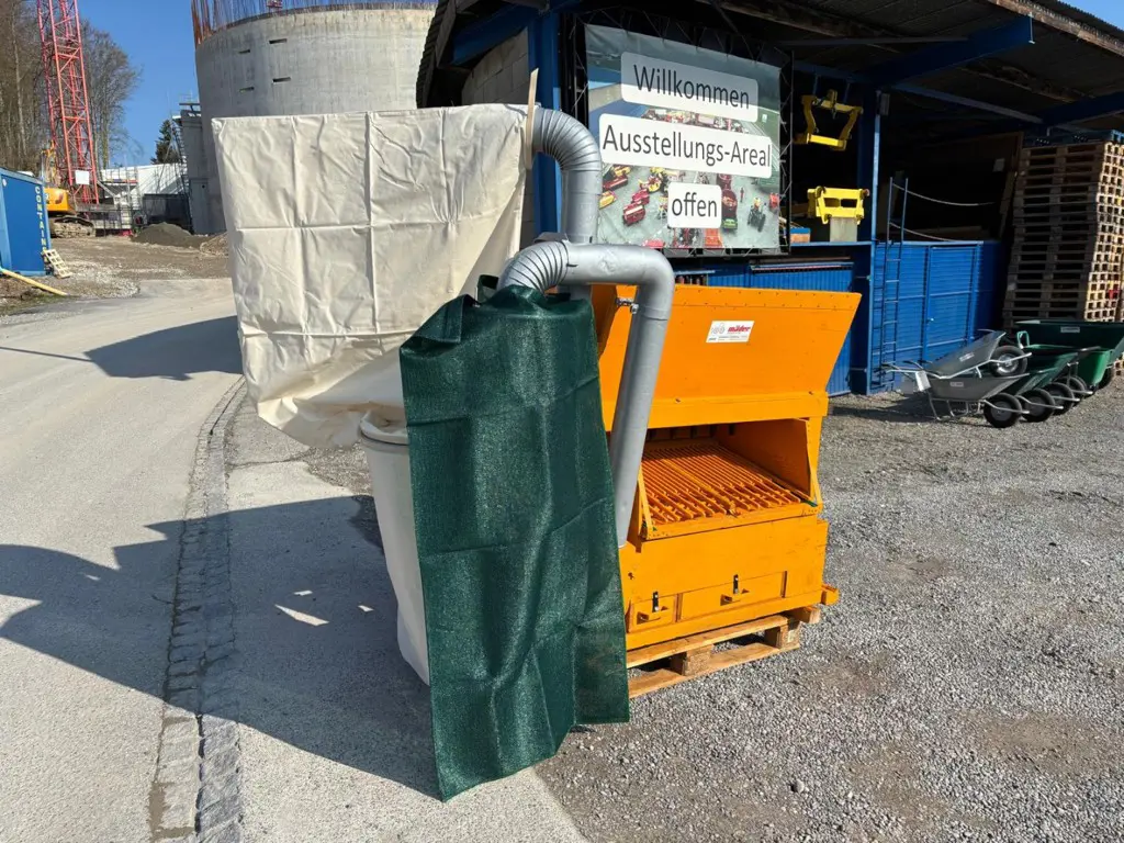 bd35d051-b49b-41e0-a7ea-f76e8b73b48a-36438 Lanker Heurüstmaschine Kunststoffzinken (4).jpg