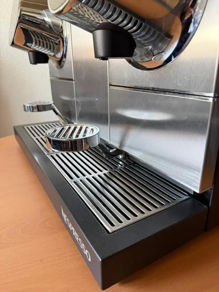cb6e45fe-abd3-4077-8e43-ff6470bfde3e-Nespresso_Professional_Momento 200_08.jpg