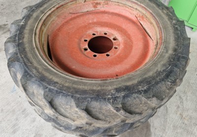 1 Paar Rad kpl. 12.4R36 GY