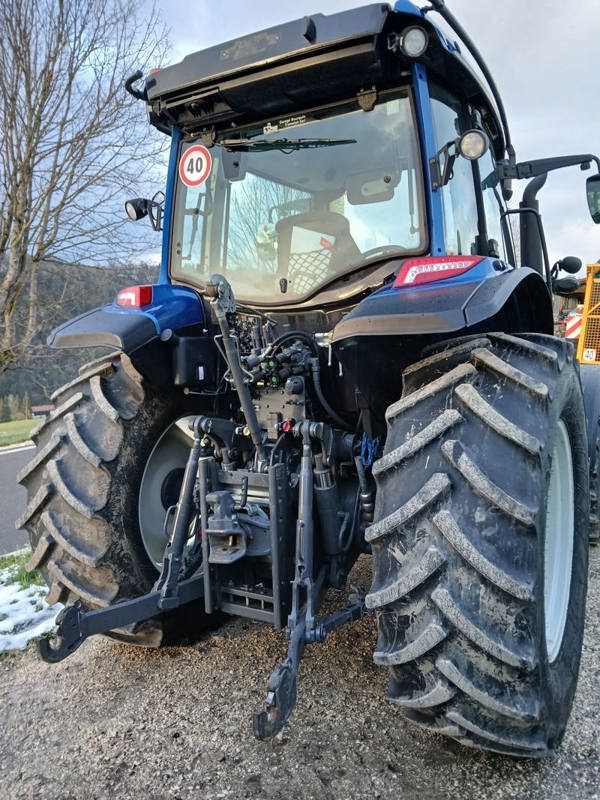 a0a0a883-4515-489d-88a9-4a77861cabe5-Tracteur Valtra bleu 1.jpg