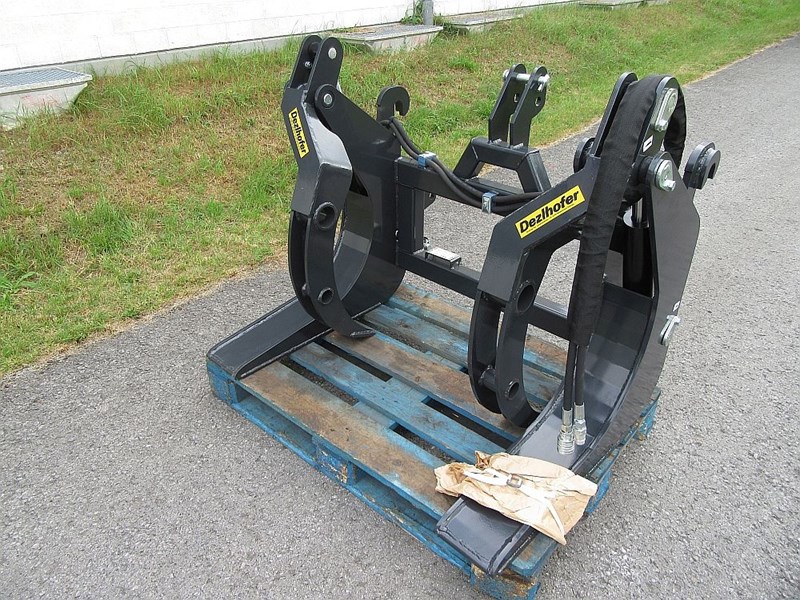 Titan J204 Poltergreifer, Polderschild, Holzgreifer, Holzzange, geteilte Niederhalter, Kombianbau