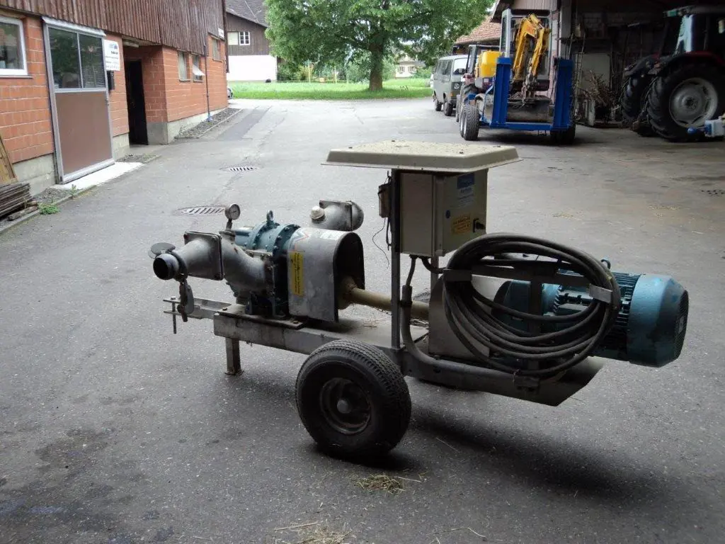 d93560a8-0958-4b40-b942-400e84831c3b-Kohli Pumpe 2.jpg