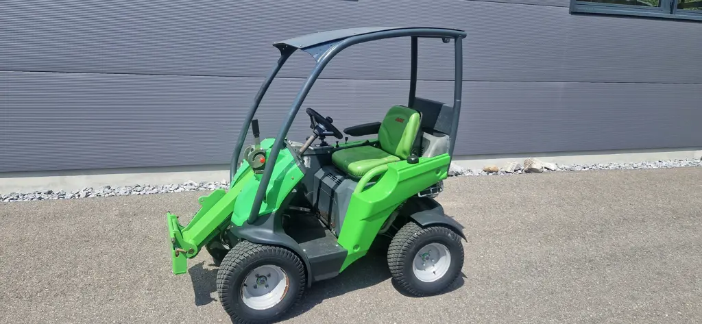 Avant, Hoflader Avant M220, 0