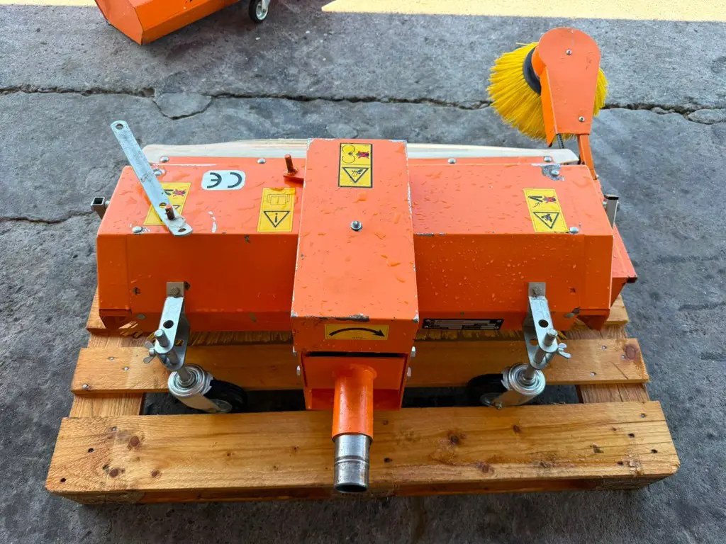 afddfcd3-e12c-408d-881f-039af6f8c3f9-36922 Wiedenmann Kehrbürste Kombi Kehrmaschine 90 (5).jpg