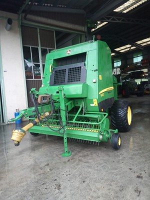 Une presse John Deere