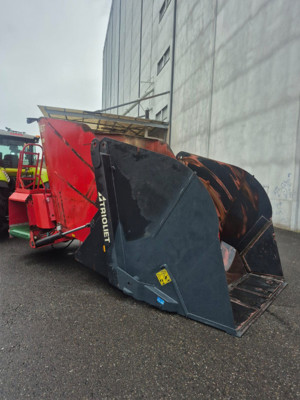 Revidierter Futtermischer mit Hydraulischer Ladehilfe für Siloballen.