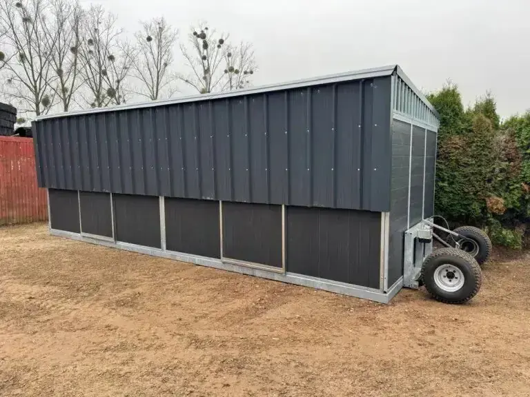 1e037da0-28ac-4f46-be9a-2772d14c1bc5-Mobiler Pferdestall  Aussenstall  Unterstand für Pferde - LMB Maschinen GmbH 3.jpg