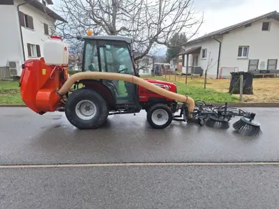 Kehrmaschine zu Traktor