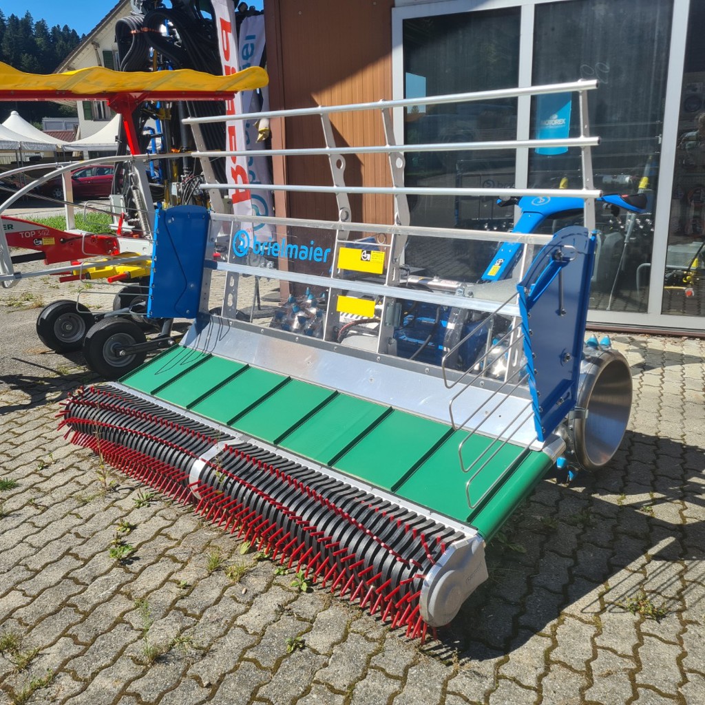 d81585ba-77ca-4132-9ca0-e0e10bcf4bb2-Brielmair mit Mähwerk (2).jpg