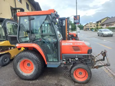 KUBOTA STV 32 Kommunaltraktor mit Frontzapfwelle