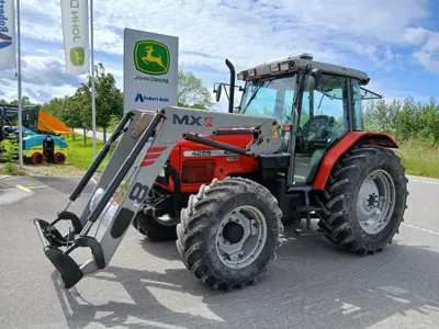 Massey-Ferguson 4255 mit Frontlader