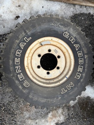 Pneu mit Felgen zu Aebi