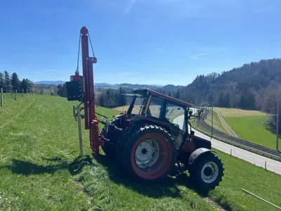 Pfahlramme an Traktor/Enfonce à pieux