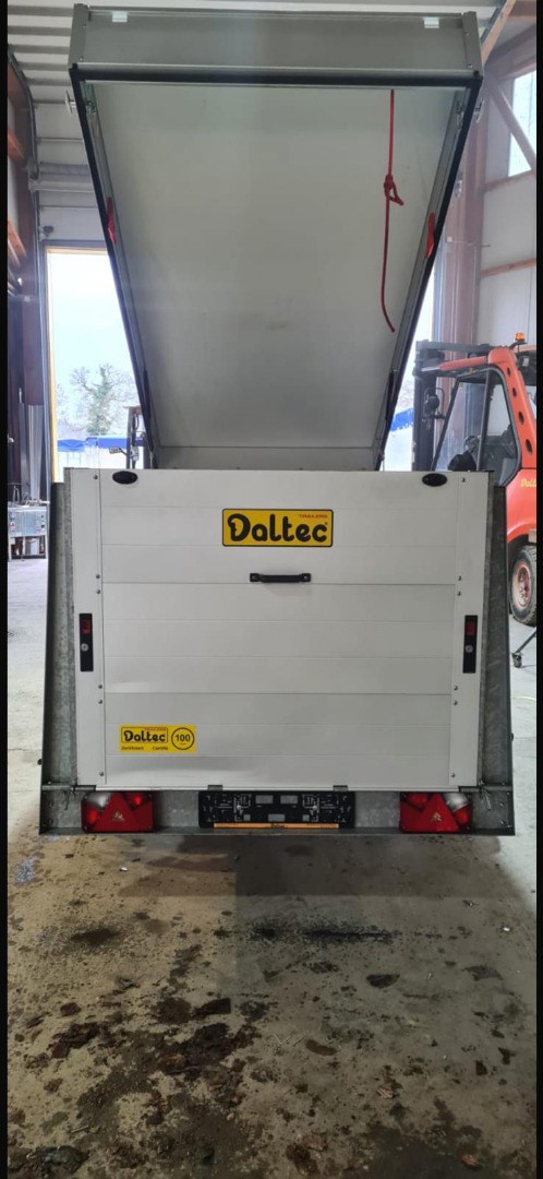 8119e12d-6567-41b9-89a5-13995d15c35c-Alukoffer Anhänger mit Klappdeckel (7).jpg