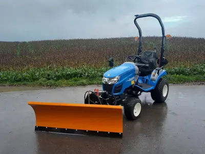 Kleintraktor mit Schneepflug (Vorführ Fahrzeug)