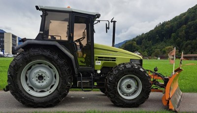 Hürlimann Prestige 95 mit Zaugg-Schneepflug und Schneeketten