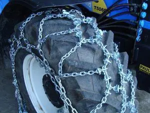 7cb9d598-528c-4b97-8c27-17113a2d8e2e-Schneeketten auf Rad.jpg