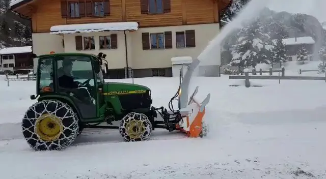 d98b1ae4-a276-47f0-bd9e-fa0453f6a2d9-intermedio_cerruti_snowblower_johndeere.jpg