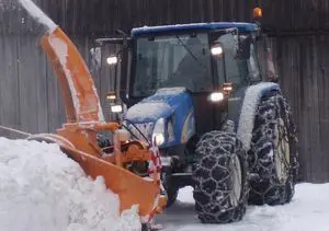 37513aa2-b410-4254-8032-7799508bb92b-Schneeschleuder mit Ketten.jpg
