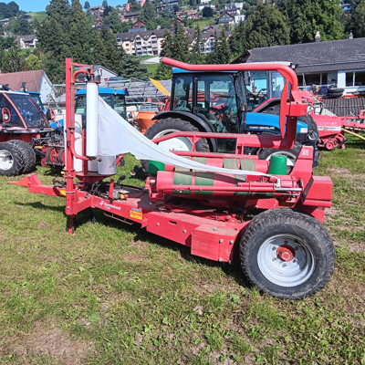 Rundballen Wickler Kverneland 7740 J gezogen