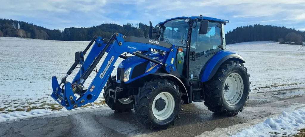 Traktor New Holland T4.75 PowerStar mit Frontlader Quicke X36