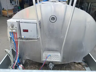 Milchtank mit Waschautomat und Kälteaggregat