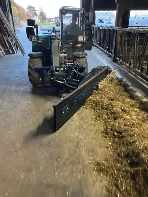 Futteranschieber/Gummischieber hydr. schwenkbar