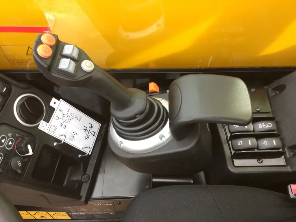 0149068d-13d3-4f3e-b19c-df19198de1e3-Joystick sitzmontiert.jpg