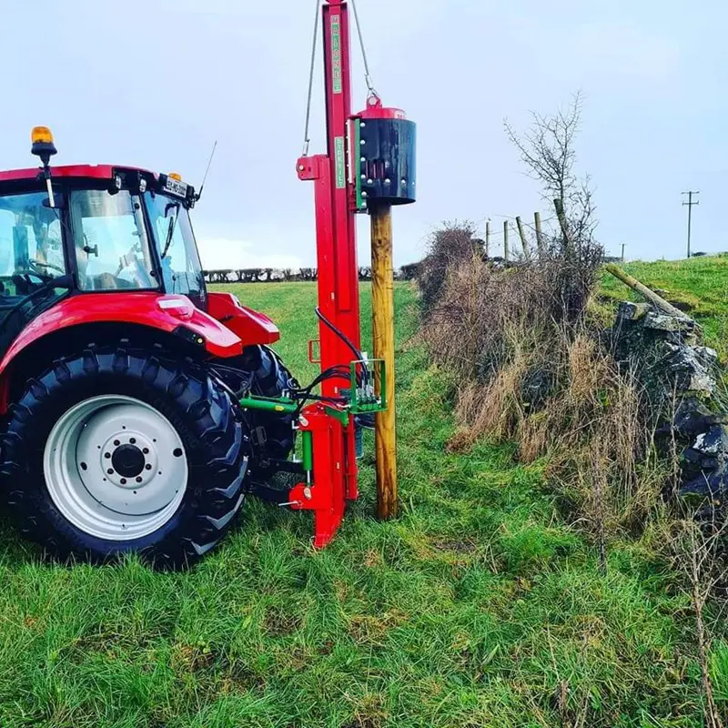 Pfahlramme an Traktor/Enfonce à pieux