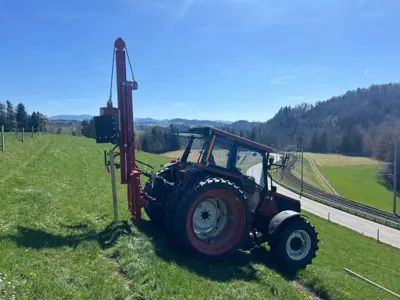 Pfahlramme an Traktor/Enfonce à pieux