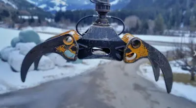 Kesla proG30E Holzgreifer mit Rotator für den Bioenergiebetrieb