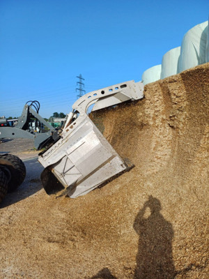 Futtermischer mit Fräss für Fahrsilo oder Silageballen  Bequem laden im Sitzen!