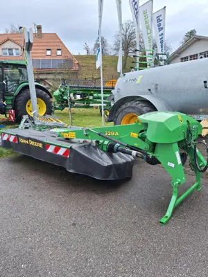 John Deere 328A Heckmähwerk mit Aufbereiter